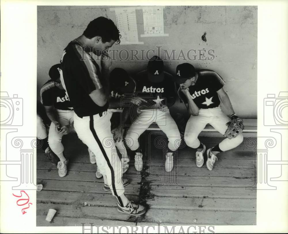 1991 Press Photo Asheville's Troy Dovey & teammates go over statistics in dugout