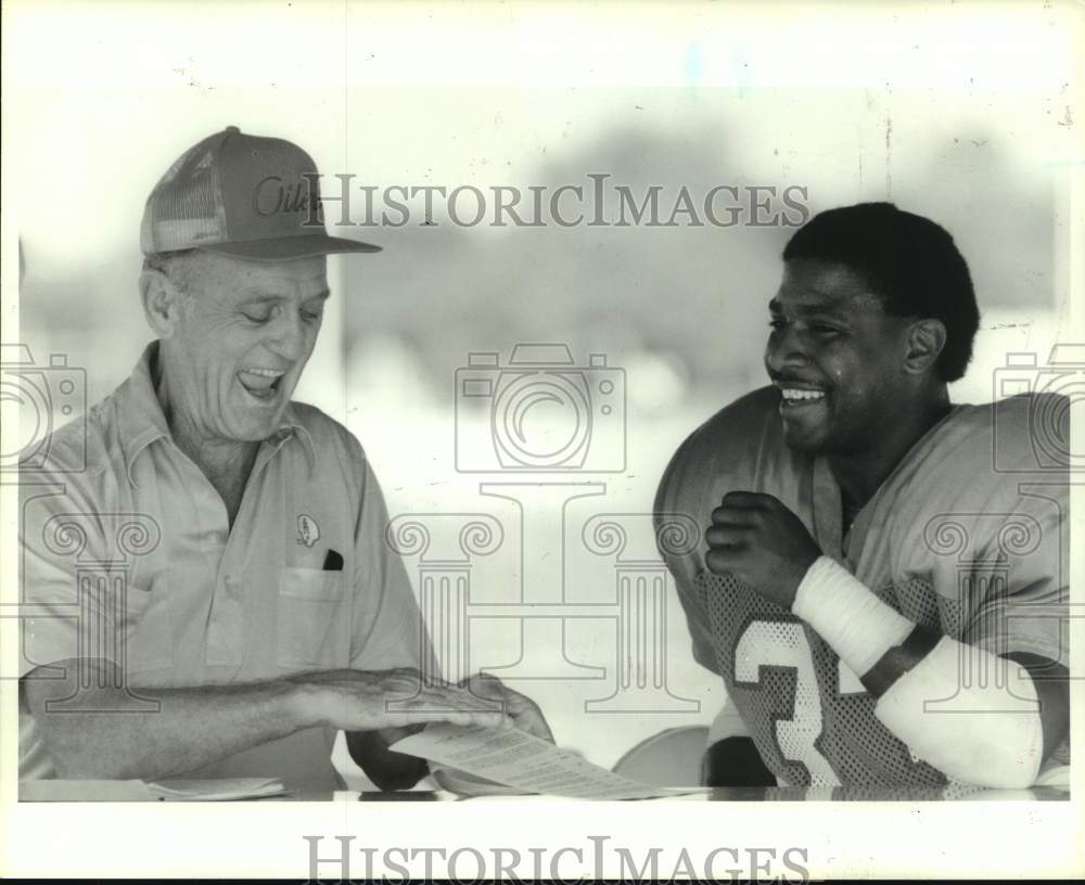 1987 Press Photo Oilers GM Mike Holovak shows Spencer Tillman contract.- Historic Images