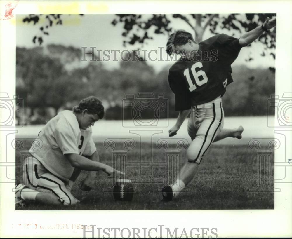 1990 Press Photo Rice University kicker Clint Parsons and holder Bobby Schrader- Historic Images