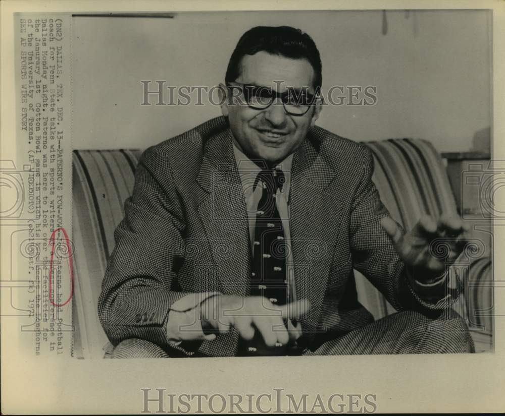 1972 Press Photo Penn State Joe Paterno talks with press in Dallas, TX.- Historic Images