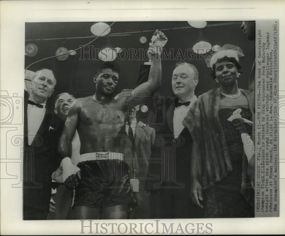 1961 Press Photo Floyd Patterson crowned champion while mother Annabelle watched- Historic Images