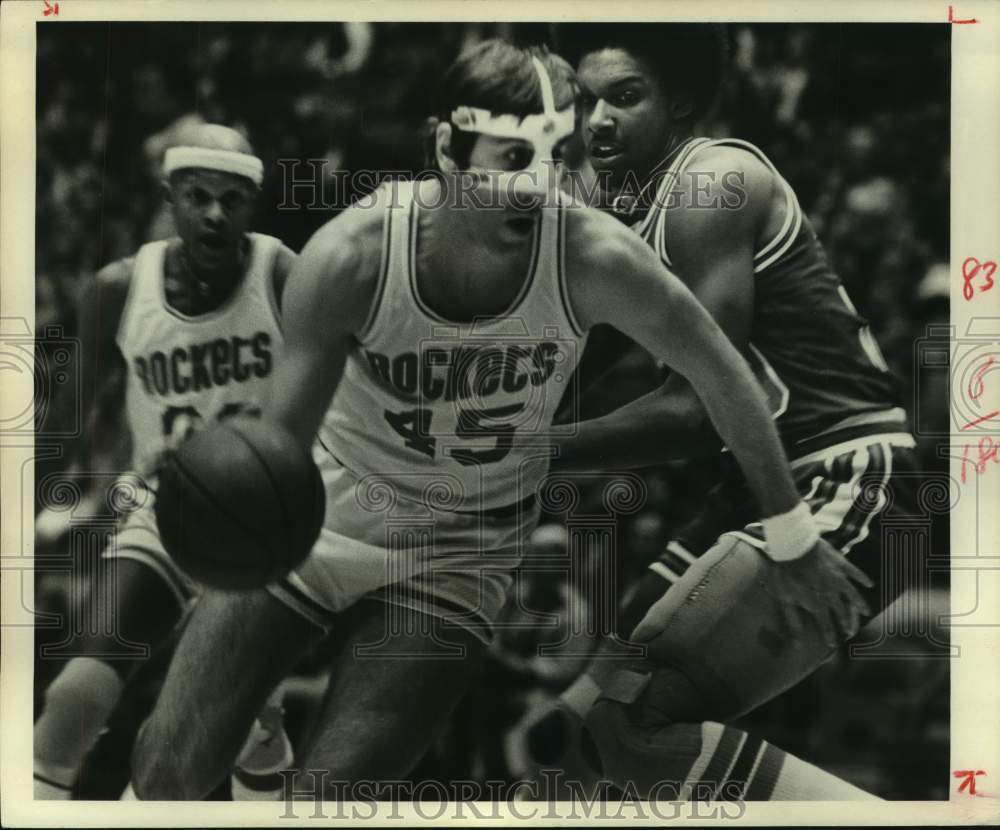 1979 Press Photo Rockets Tomjanovich dribbles past Kings Hillman; Watts watches.- Historic Images