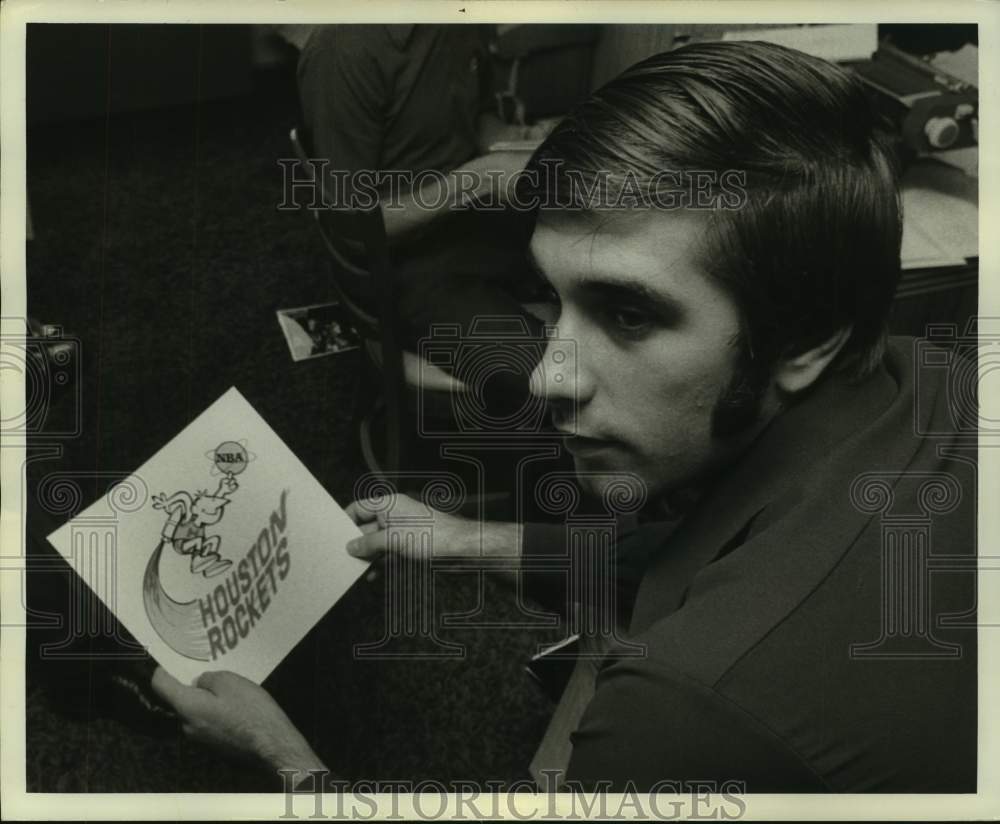 1971 Press Photo Rockets&#39; Rudy Tomjanovich inspects the team&#39;s new logo.- Historic Images