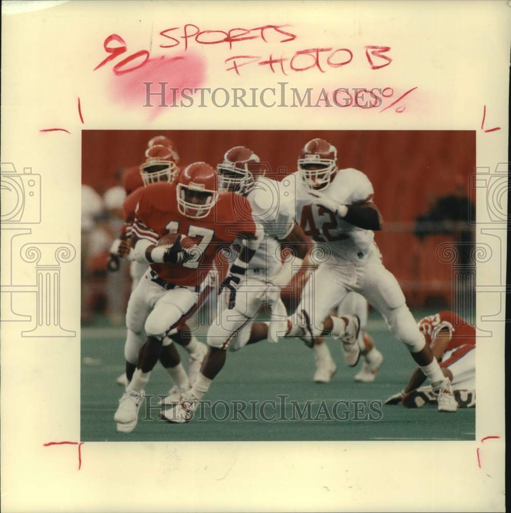 1990 Press Photo UH Jerry Parks eludes Arkansas defenders, college football- Historic Images