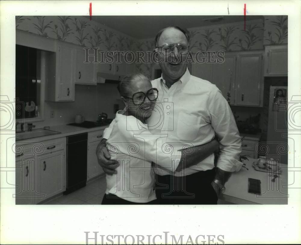 1990 Press Photo New Oilers Coach Jack Pardee gets a hug from his wife Phyllis- Historic Images