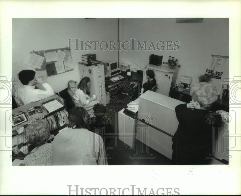 1990 Press Photo Athletics office employees at University of Houston watch TV- Historic Images