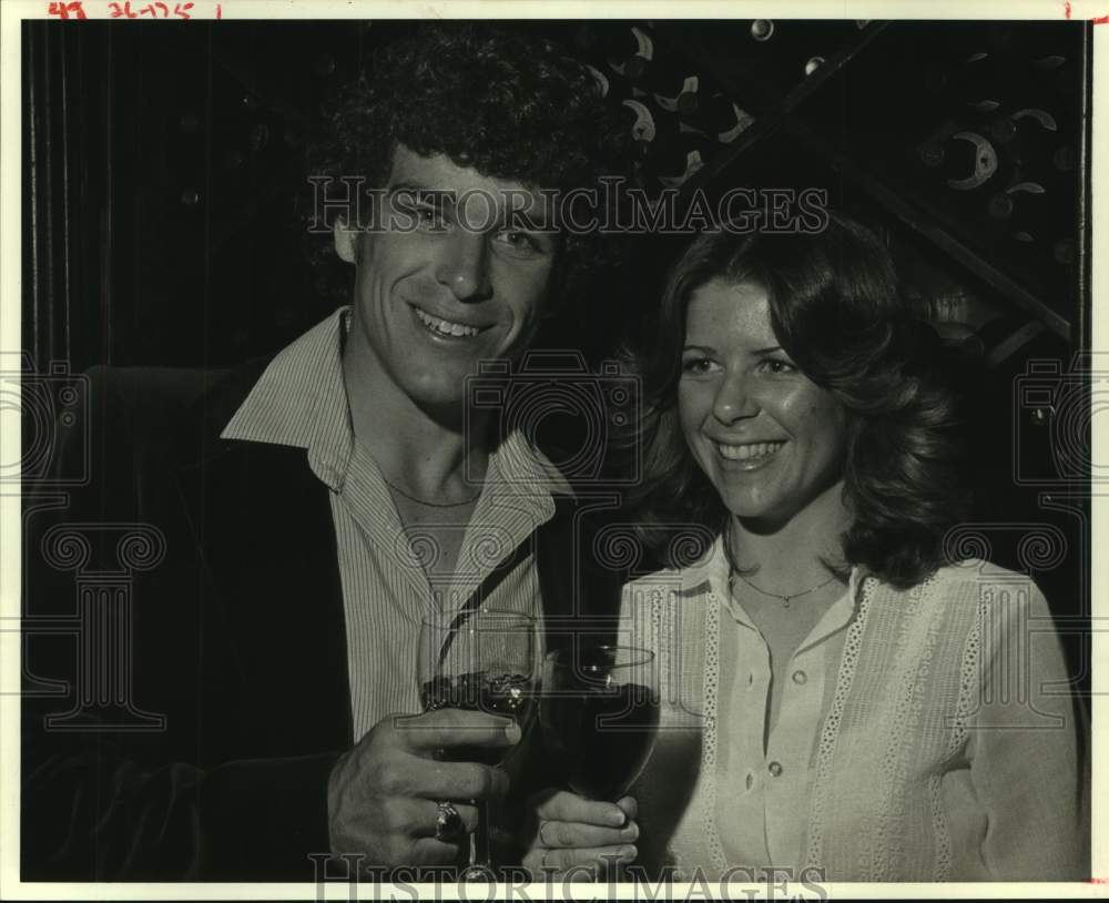 1980 Press Photo Houston Hurricane star Matt O&#39;Sullivan and fiancee at Ma Maison- Historic Images