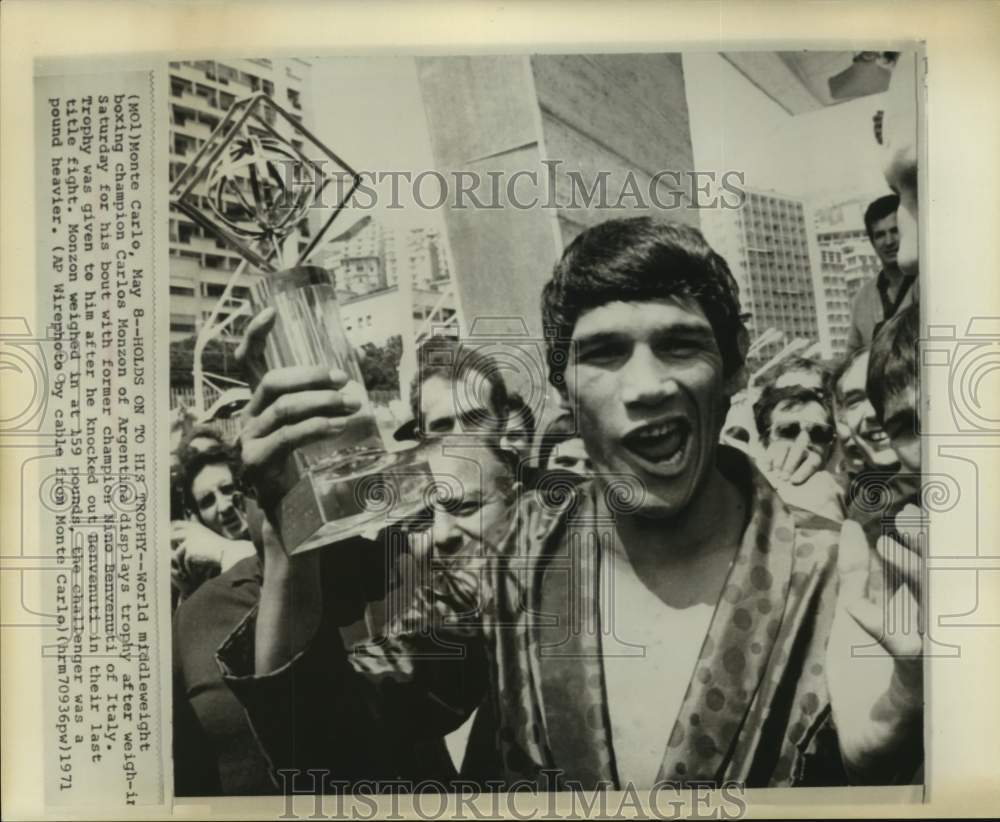 1971 Press Photo Middleweight champ Carlos Monzon displays trophy after weigh in- Historic Images