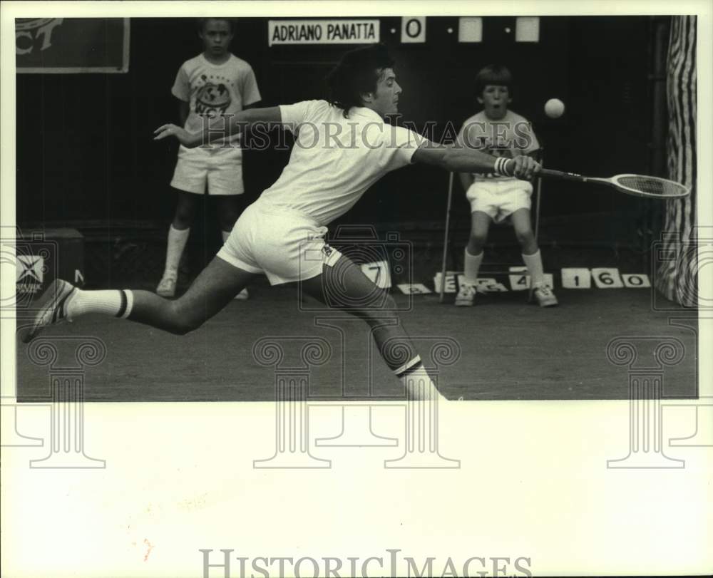 1979 Press Photo Pro tennis player Adriano Panatta stretches to hit backhand.- Historic Images