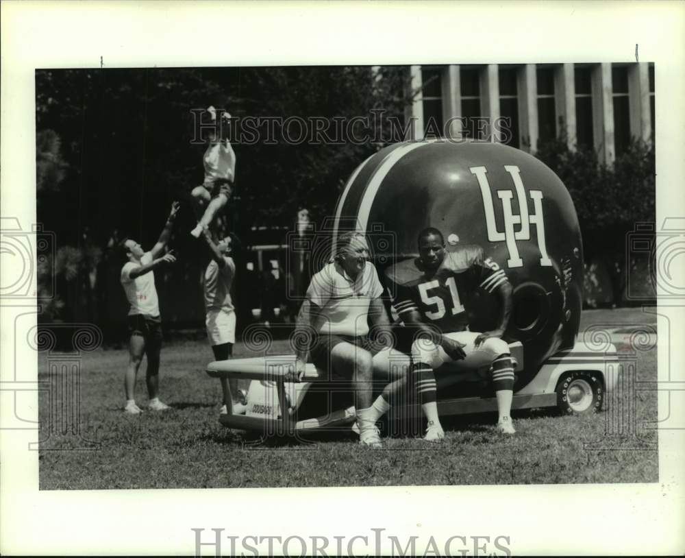 1987 Press Photo University of Houston coach Jack Pardee and Gary McGuire chat.- Historic Images