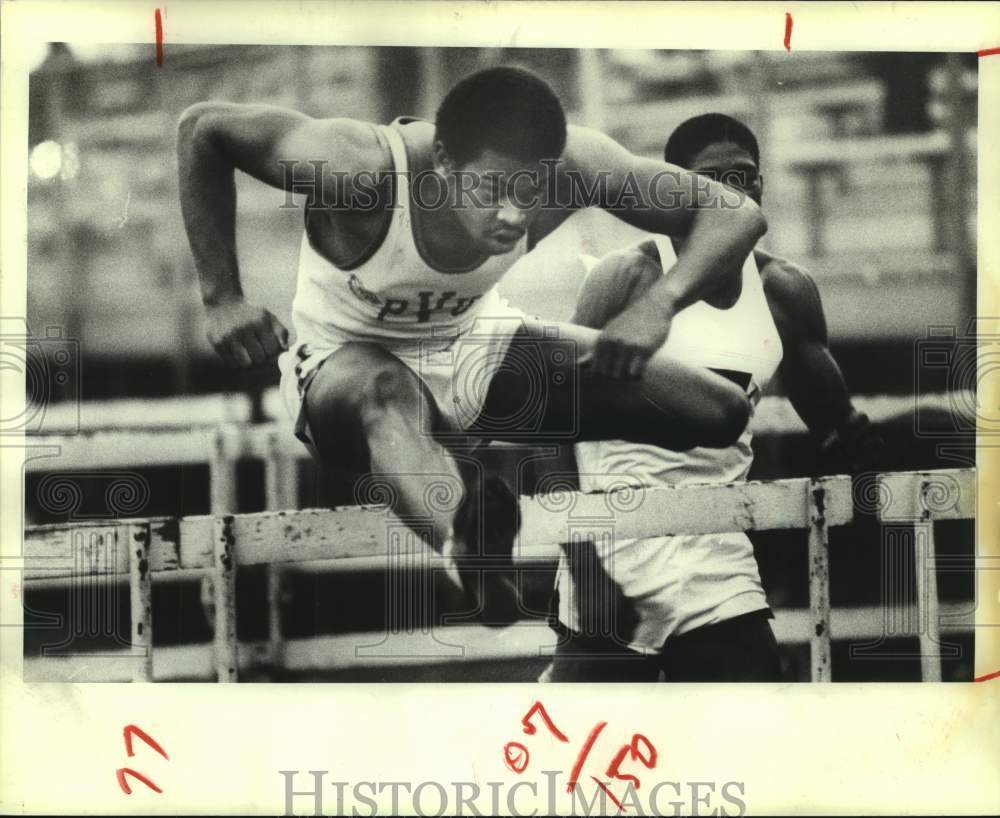 1981 Press Photo Robert Thomas of Prairie View A&amp;M in 100-meter hurdles race- Historic Images