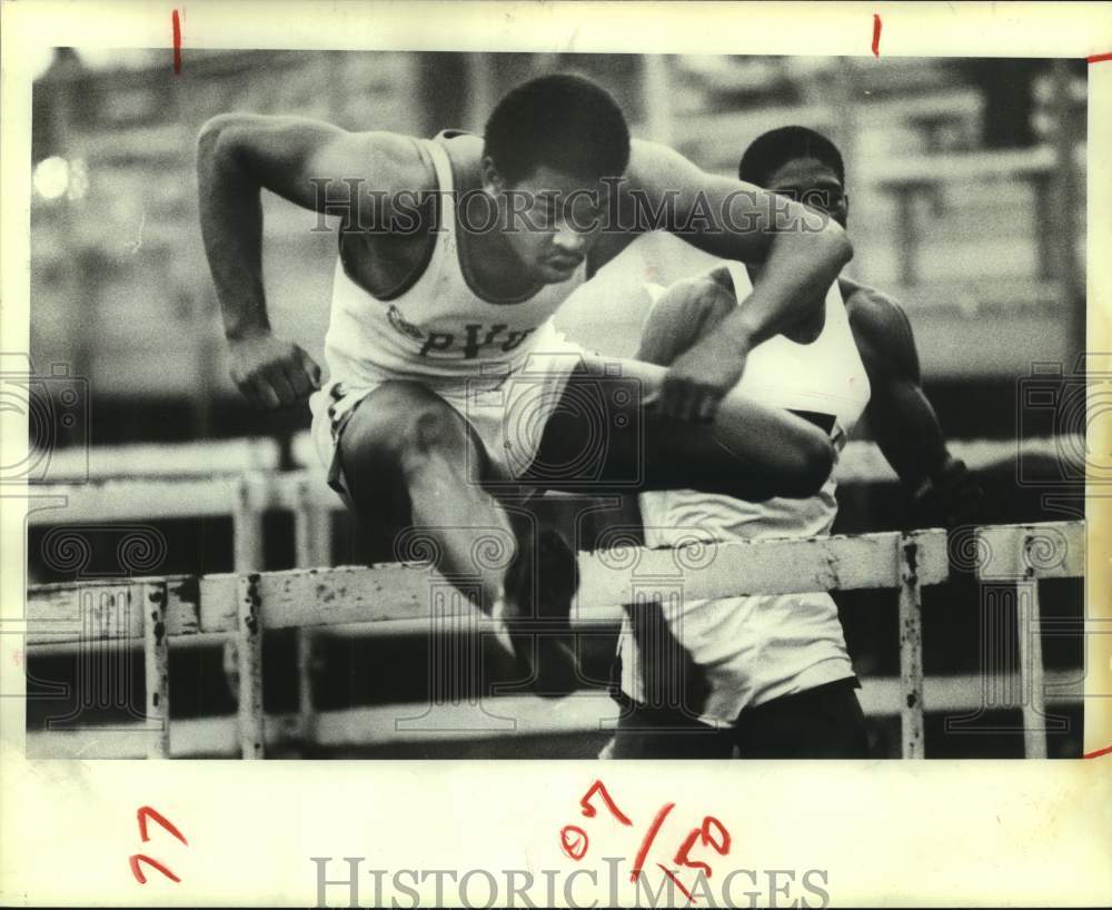 1981 Press Photo Robert Thomas of Prairie View A&M in 100-meter hurdles race- Historic Images