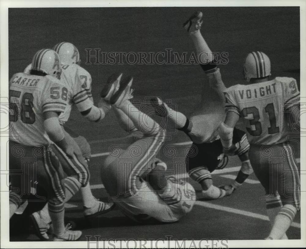 1977 Press Photo Ted Thompson of Houston Oilers recovers Pittsburgh fumble- Historic Images