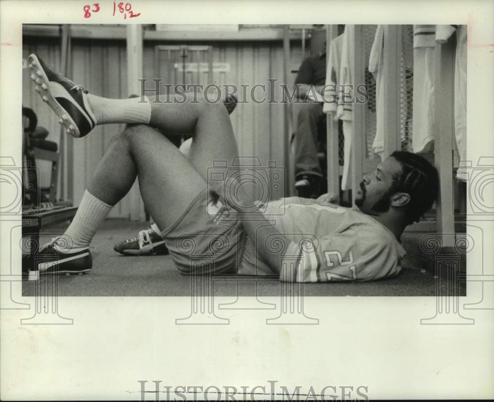 1974 Press Photo Football player Larry Thomas stretches in the locker room- Historic Images