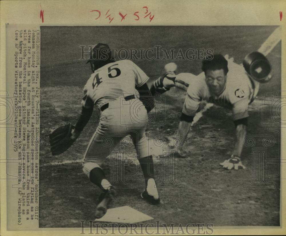 1975 Press Photo Houston Astros' catcher Cliff Johnson dives for home, Houston
