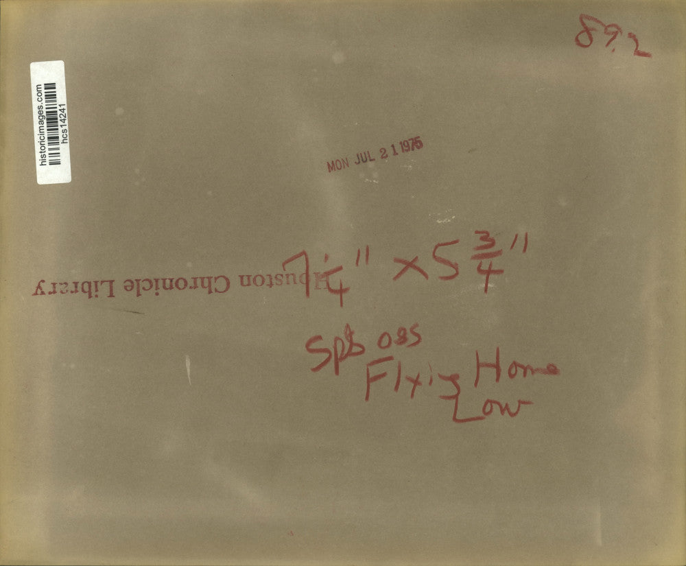 1975 Press Photo Houston Astros' catcher Cliff Johnson dives for home, Houston