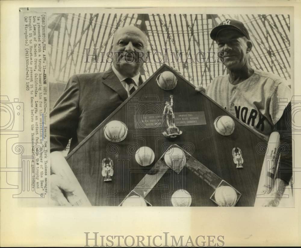 1965 Press Photo New York Yankees manager Johnny Keane receives award in Houston- Historic Images