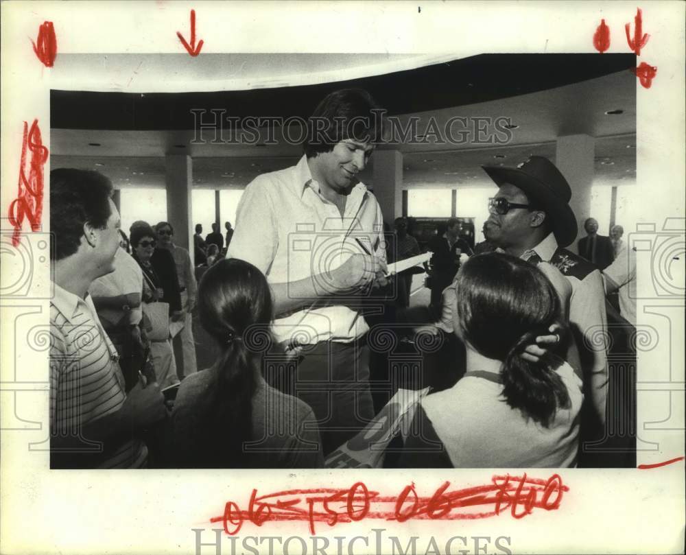 1981 Press Photo Rockets' Billy Paultz signs autographs upon arrival at airport.