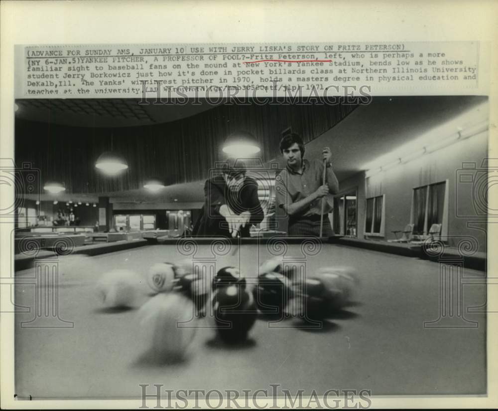 1971 Press Photo Yankees' pitcher Fritz Peterson teaching college billiard class- Historic Images