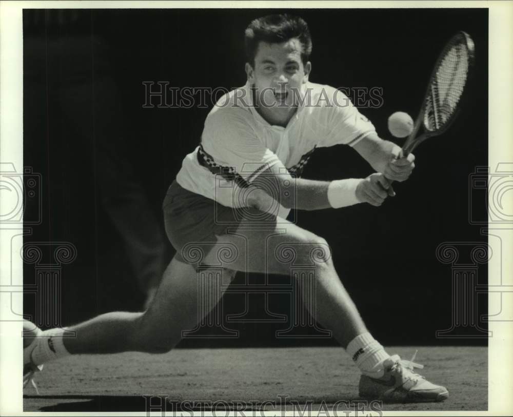 1987 Press Photo Tennis player Mikael Pernfors stretches to reach a shot-Houston- Historic Images