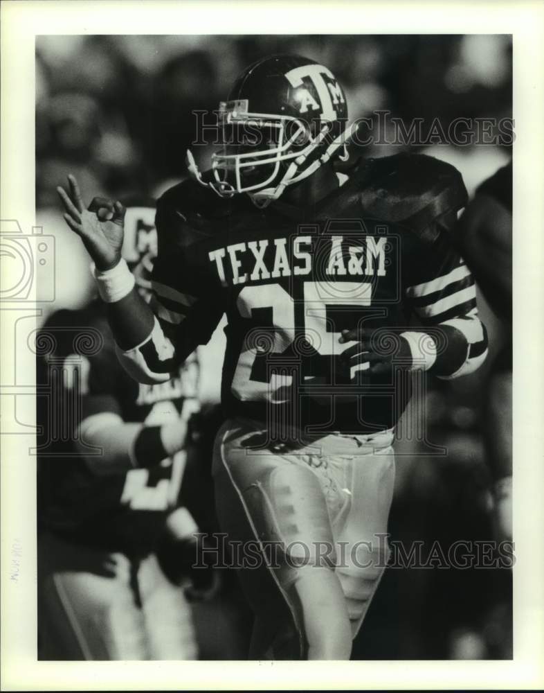 1990 Press Photo Darren Lewis of Texas A&amp;M signals his 3rd touchdown to defender- Historic Images