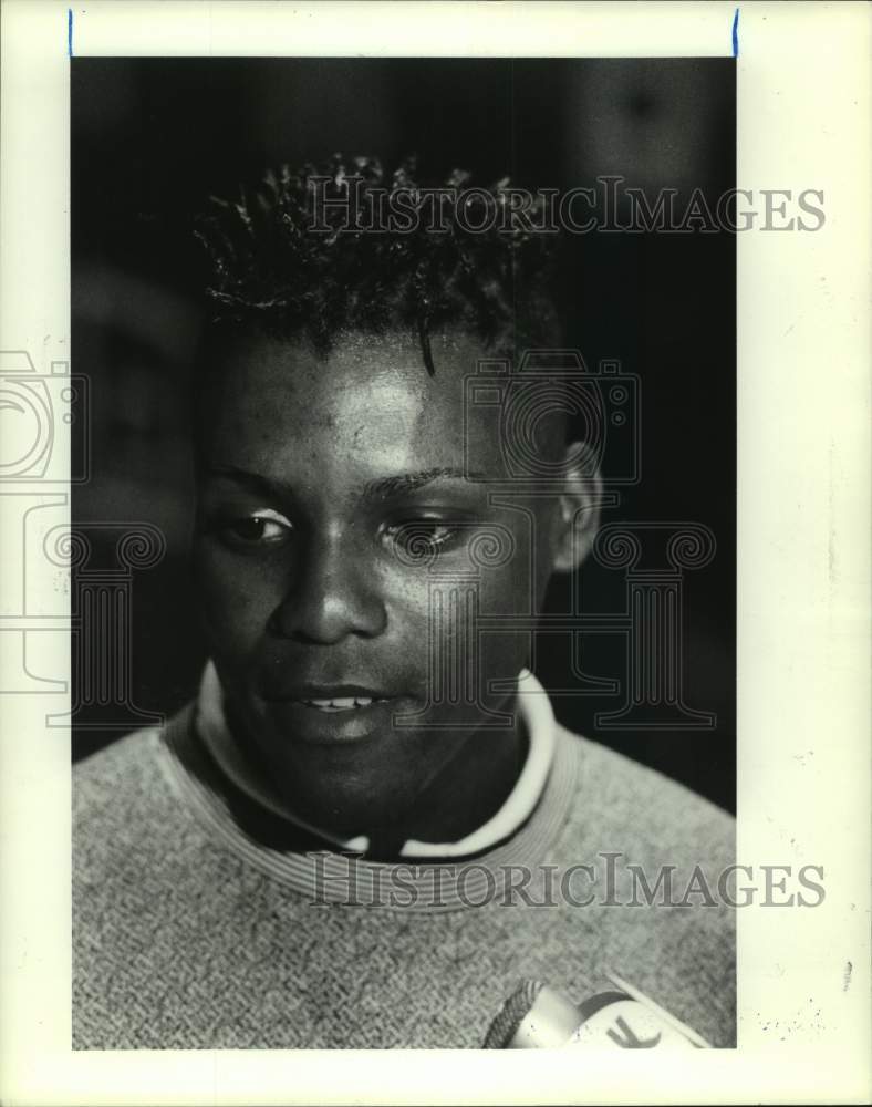 1988 Press Photo Track star Carl Lewis sports new hairstyle - hcs14431- Historic Images