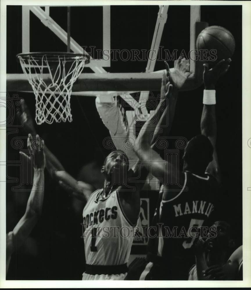 1990 Press Photo The Clippers&#39; Danny Manning shoots over Buck Johnson, Texas- Historic Images