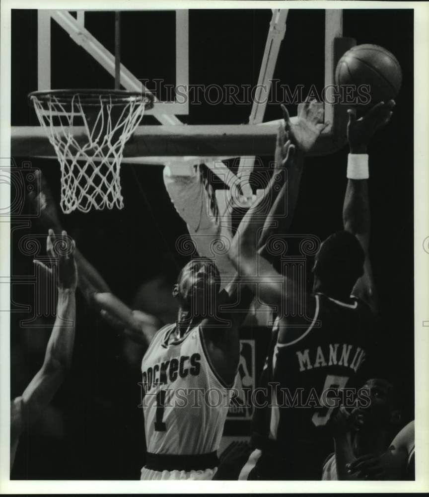 1990 Press Photo The Clippers' Danny Manning shoots over Buck Johnson, Texas- Historic Images