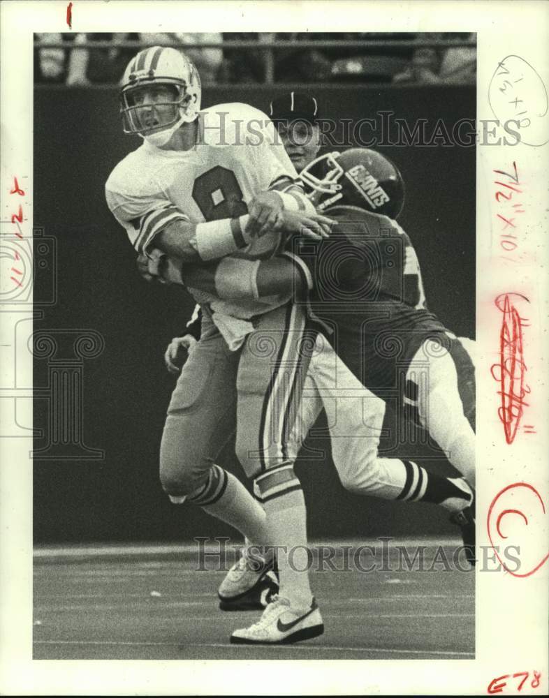 1982 Press Photo Oiler Quarterback Archie Manning is hit as he releases football- Historic Images