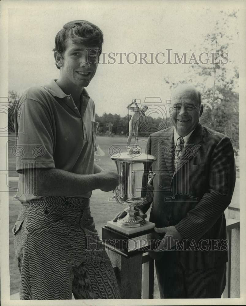 1971 Press Photo Carl Dubose, Tommy Steele hold trophy, Forest Cove Club- Historic Images