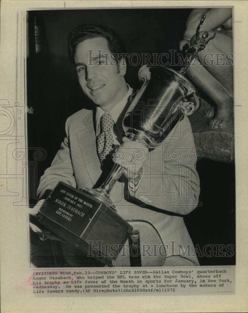 1972 Press Photo Roger Staubach received Life Saver of the Month trophy, NY- Historic Images