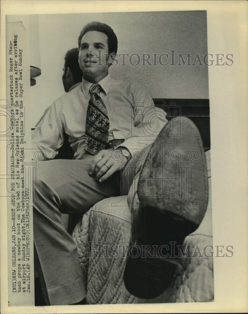 1972 Press Photo Roger Staubach relaxes on motel bed in New Orleans, LA- Historic Images