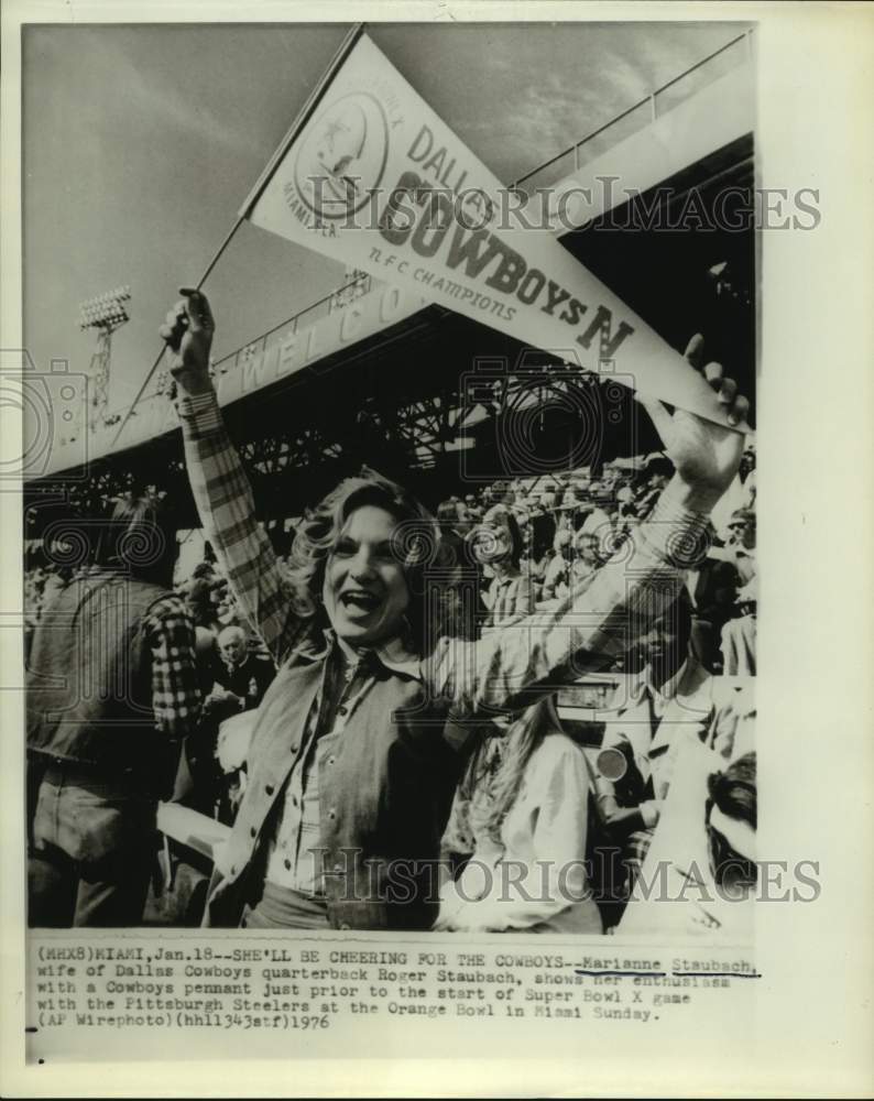 1976 Press Photo Marianne Staubach cheers at the Orange Bowl in Miami, Florida- Historic Images