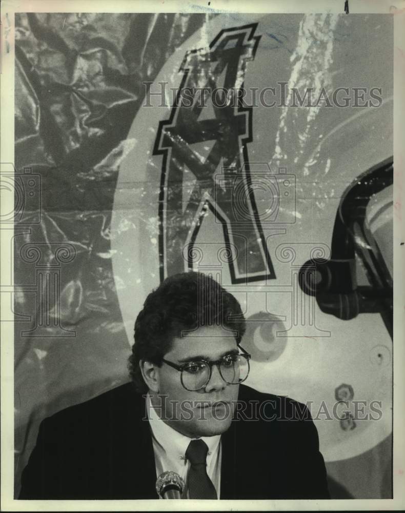 1984 Press Photo Dean Steinkuhler signed 4-year contract with Houston Oilers- Historic Images