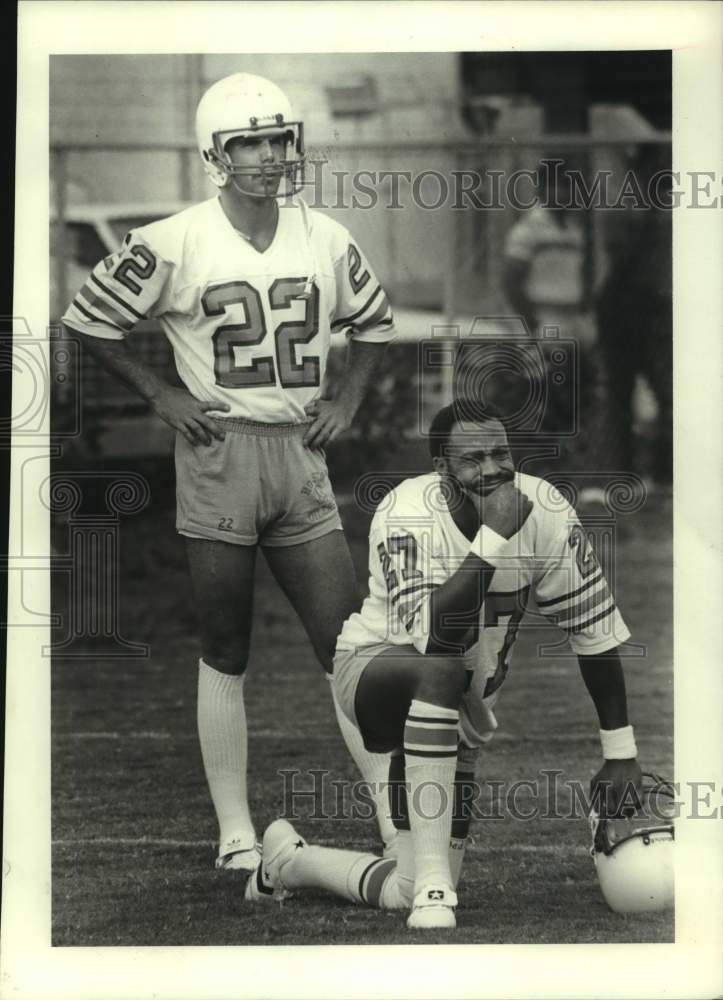 1982 Press Photo Houston Oilers Bill Kay &amp; Greg Stemrick listen to coach- Historic Images