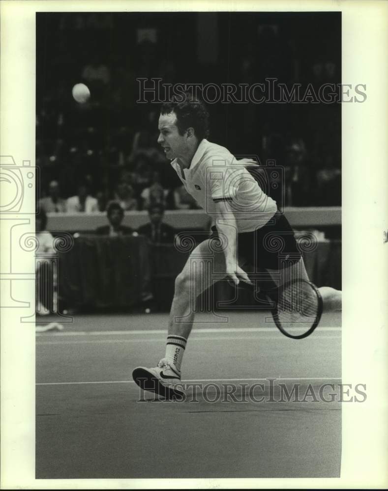 1985 Press Photo Tennis player John McEnroe goes for the ball during a match- Historic Images