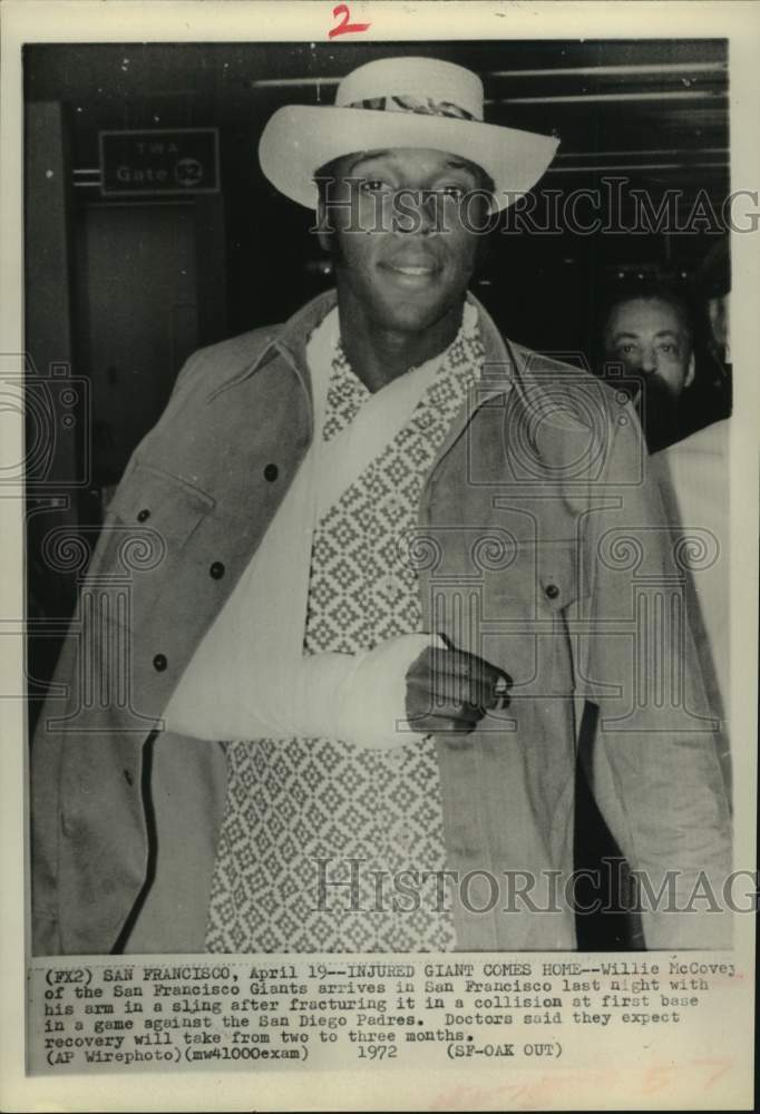 1972 Press Photo Baseballs&#39; Willie McCovey with fractured arm arrives in CA- Historic Images