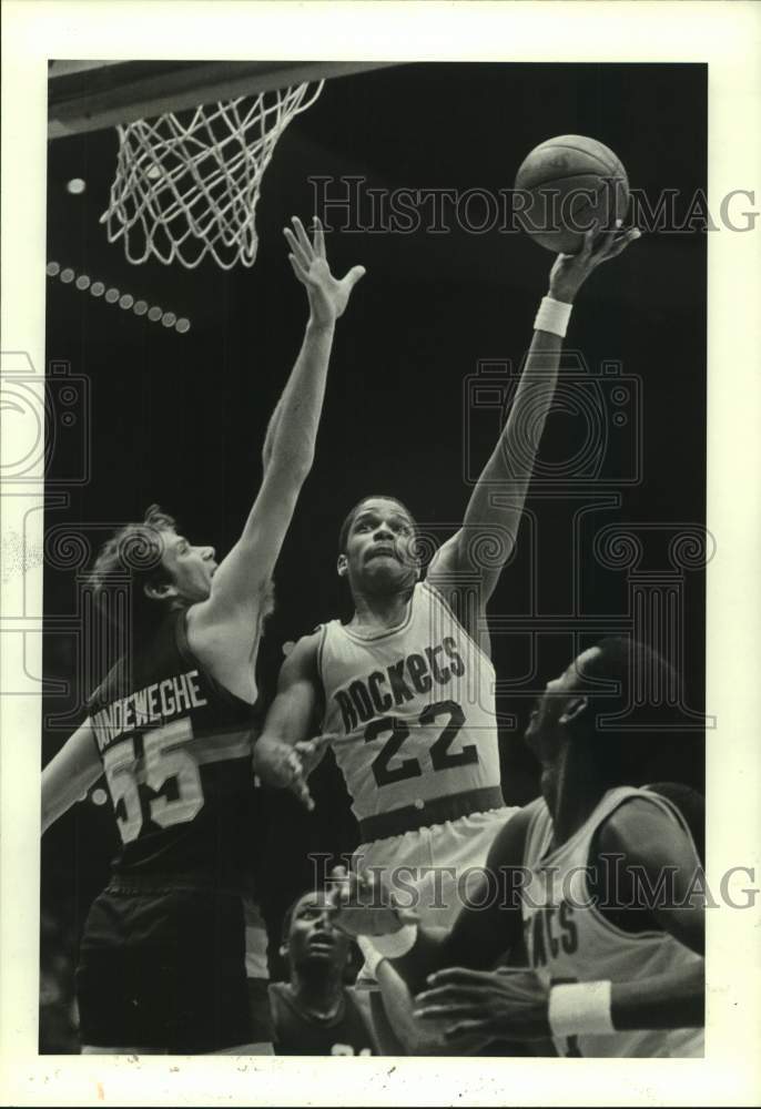 1984 Press Photo Rodney McCray shoots over Kiki Vandeweghe - hcs14886- Historic Images