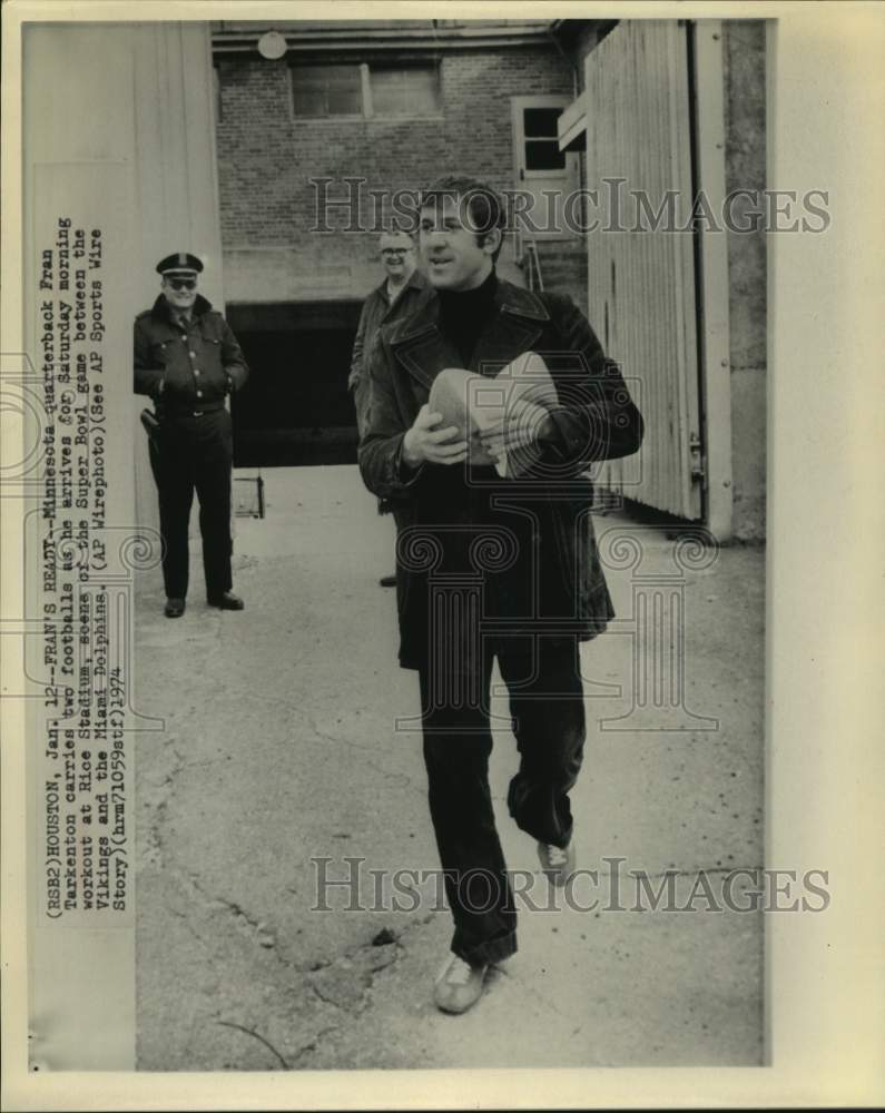 1974 Press Photo Vikings&#39; Fran Tarkenton arrives for Super Bowl practice.- Historic Images