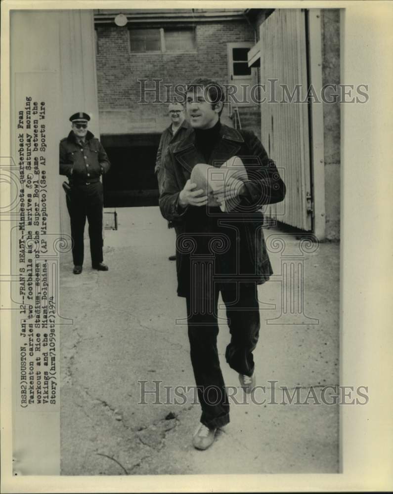 1974 Press Photo Vikings' Fran Tarkenton arrives for Super Bowl practice.- Historic Images