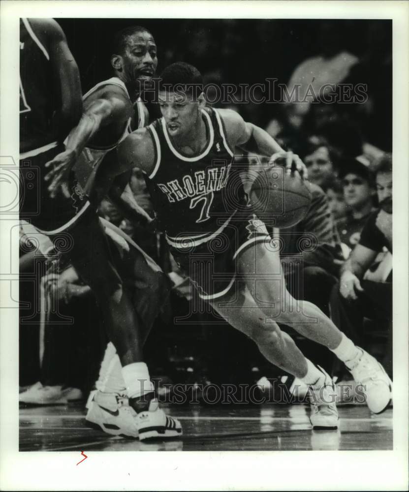 1990 Press Photo Suns' Kevin Johnson (#7) drives past Rockets' Eric Floyd, Texas- Historic Images