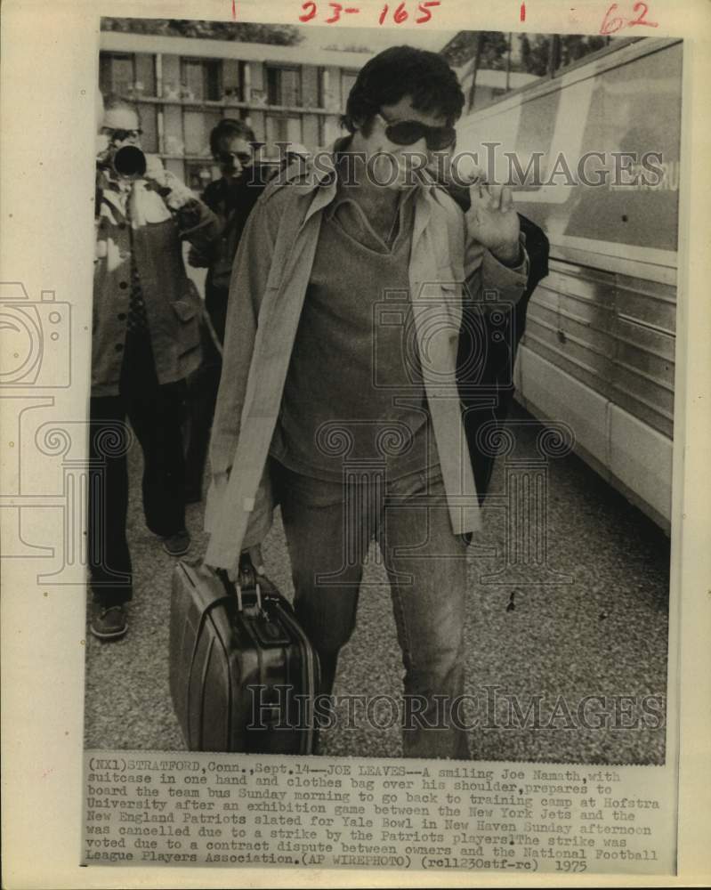 1975 Press Photo New York Jets quarterback Joe Namath boards team bus- Historic Images