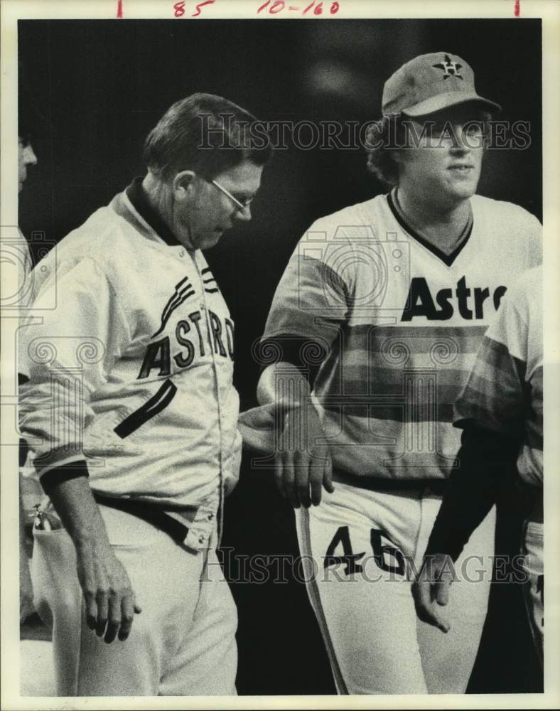 Press Photo Doug Konieczny, Astros baseball player, taken off field with injury- Historic Images