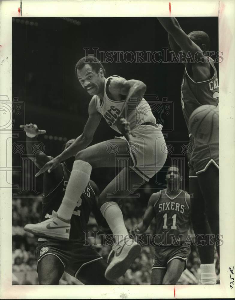 1985 Press Photo Rockets guard John Lucas makes move to pass ball to teammate- Historic Images