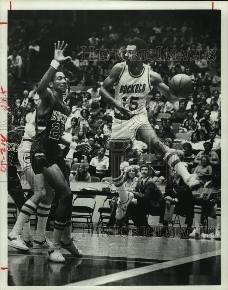 1978 Press Photo Rockets&#39; John Lucas leaps to keep ball inbounds against Bucks.- Historic Images