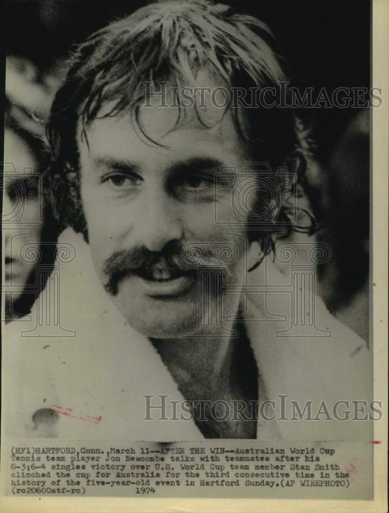 1974 Press Photo Australian World Cup tennis player Jon Newcombe talks to team.- Historic Images