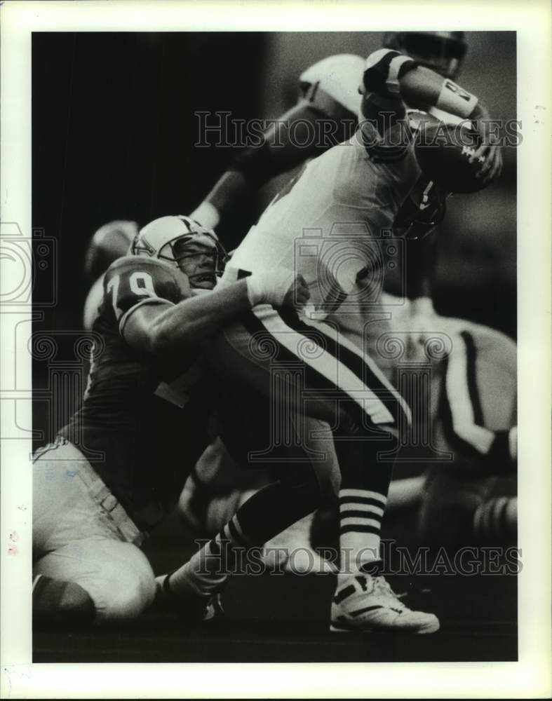 1990 Press Photo Oilers' Ray Childress sacks 49'ers' Joe Montana in 1st quarter.- Historic Images