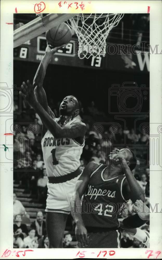 1989 Press Photo Rockets' Buck Johnson goes by Clippers' Michael Young for two.- Historic Images