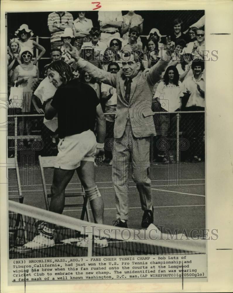 1972 Press Photo Pro tennis player Bob Lutz with fan wearing face mask-Brookline- Historic Images