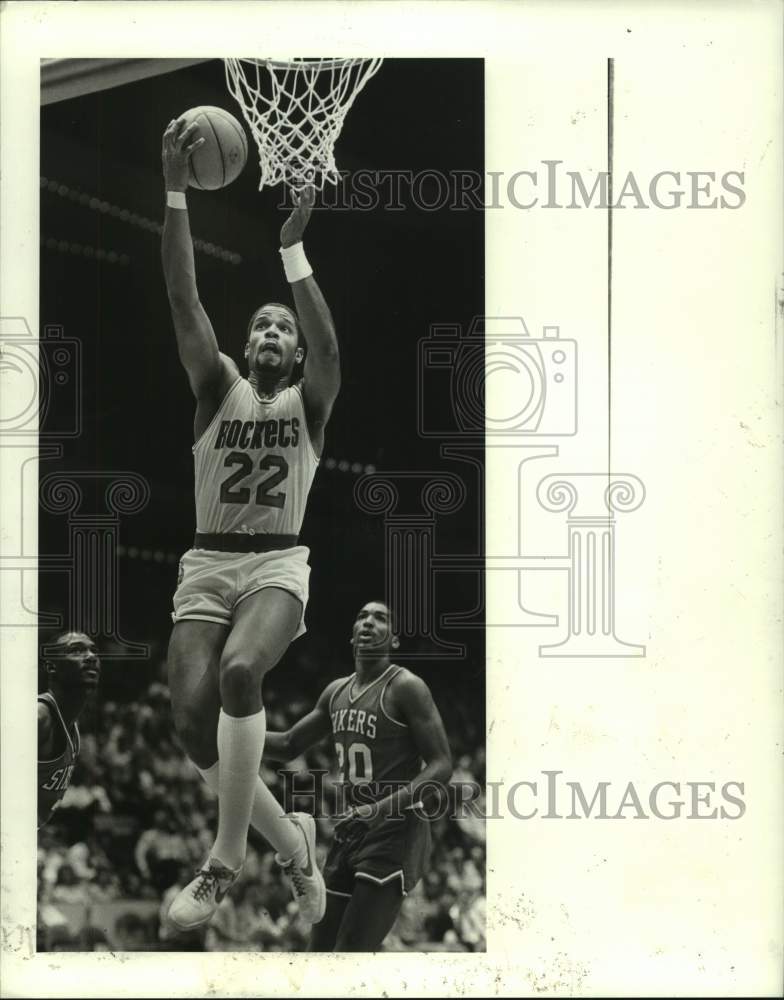 1985 Press Photo Rockets basketball player Rodney McCray makes basket- Historic Images